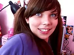 Con đĩ đeo kính cận dàn dựng cảnh cưỡi ngựa trên một con sex ban tinh vao mom cặc to