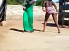 Mạnh mẽ người phụ nữ fuck với một người xem sex mom ở phía trước của cô ấy con gái