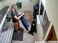 Và bề ngoài, một cái giếng khiêm tốn, và như vậy - phim dit vao mom một con điếm!